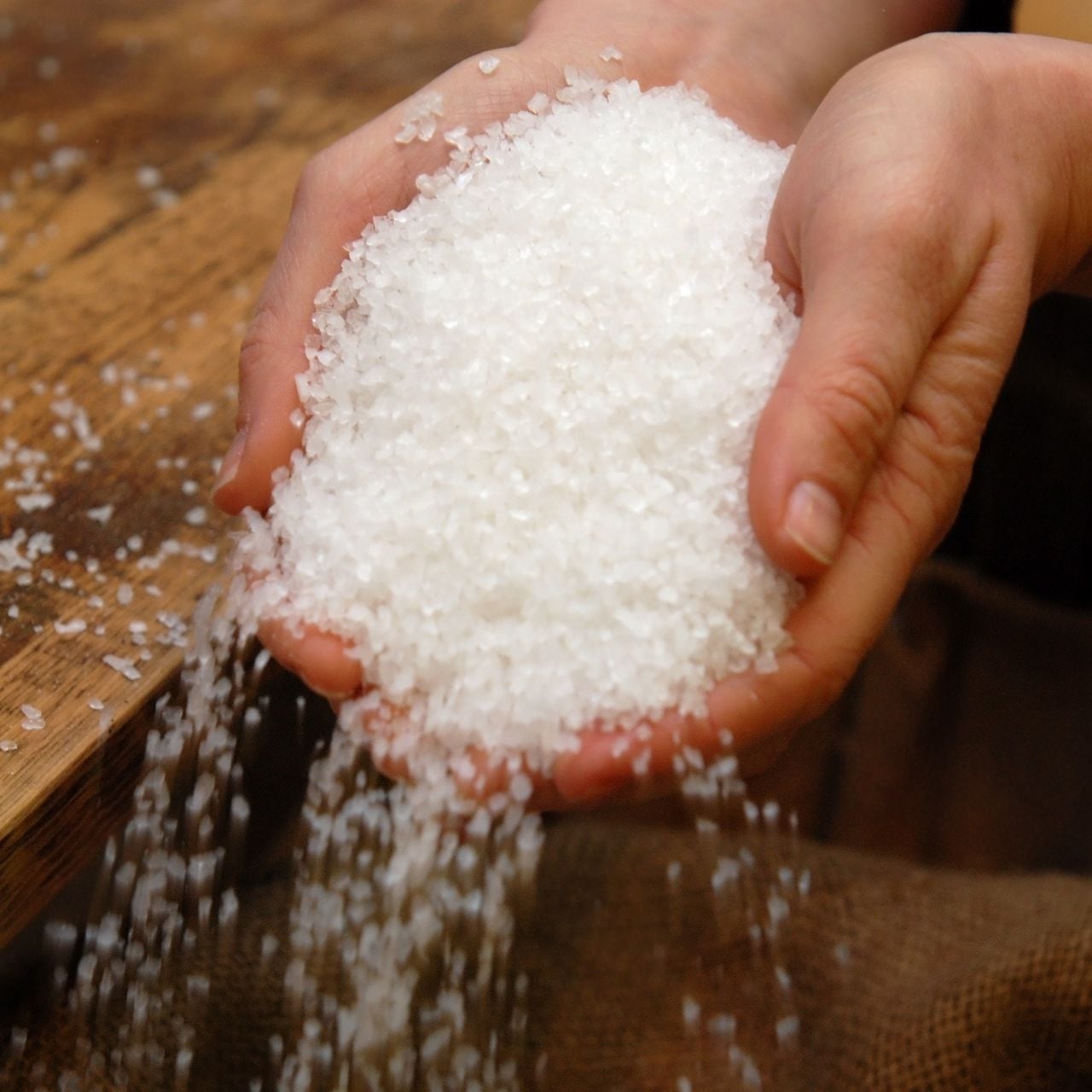 Dónde colocar la piedra de sal en casa para alejar las malas energías? 3  rincones y su significado