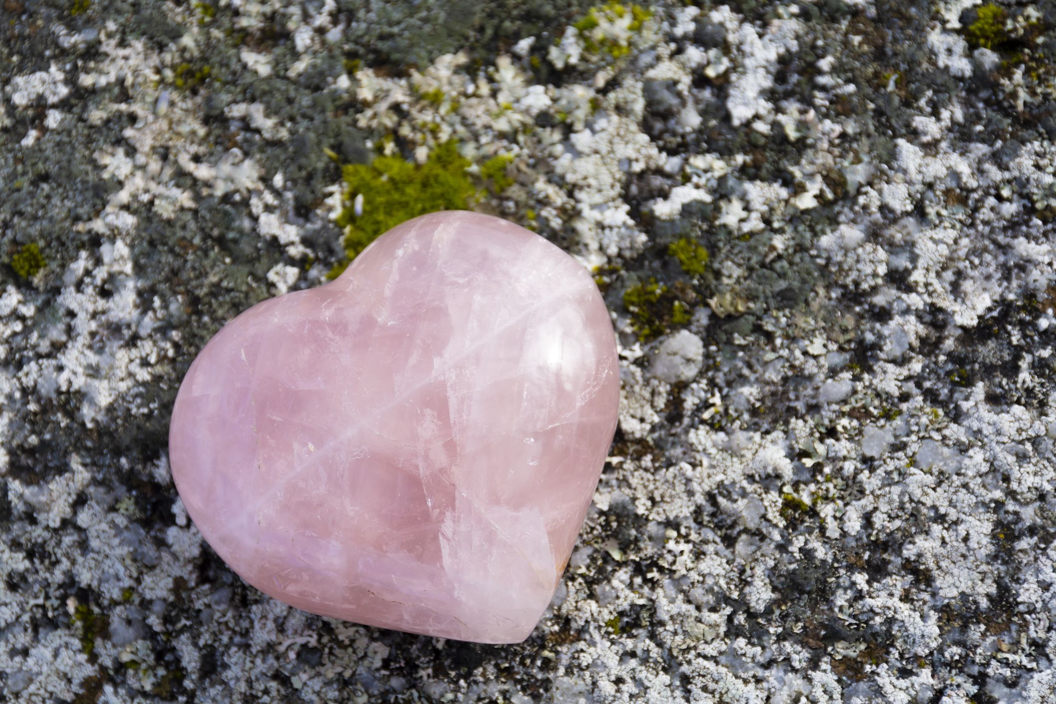 Cuarzo rosa: la razón por la que se dice que es la piedra del amor