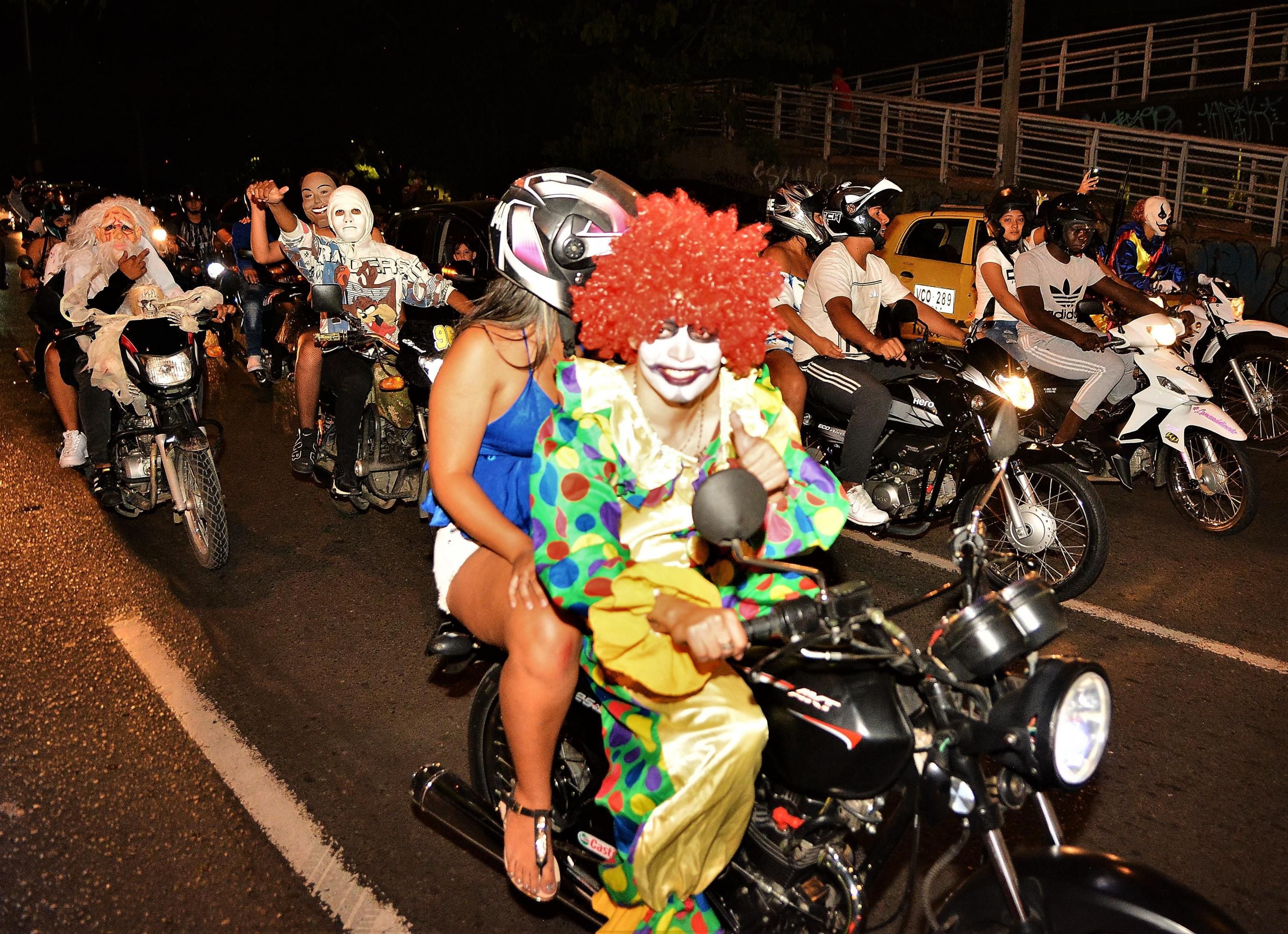 Caravanas vuelven a tomarse las calles de Cali durante la noche de Halloween