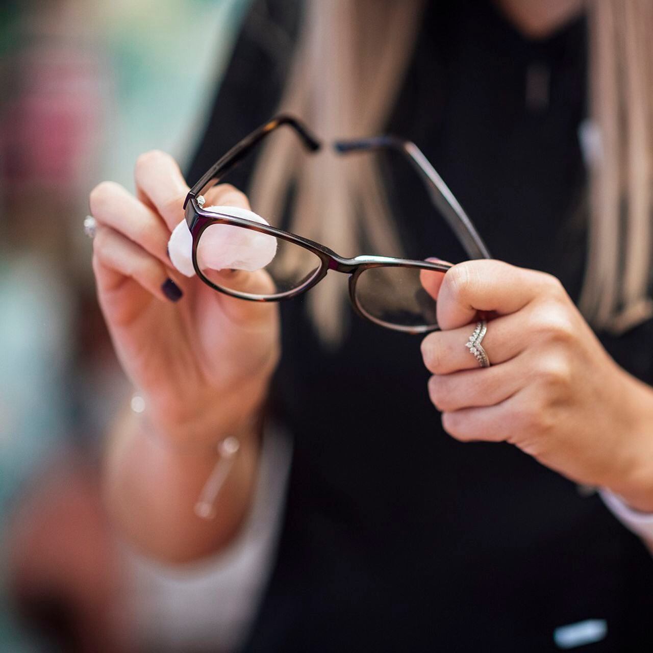 Cómo quitar los rayones de las gafas: esta es la técnica correcta