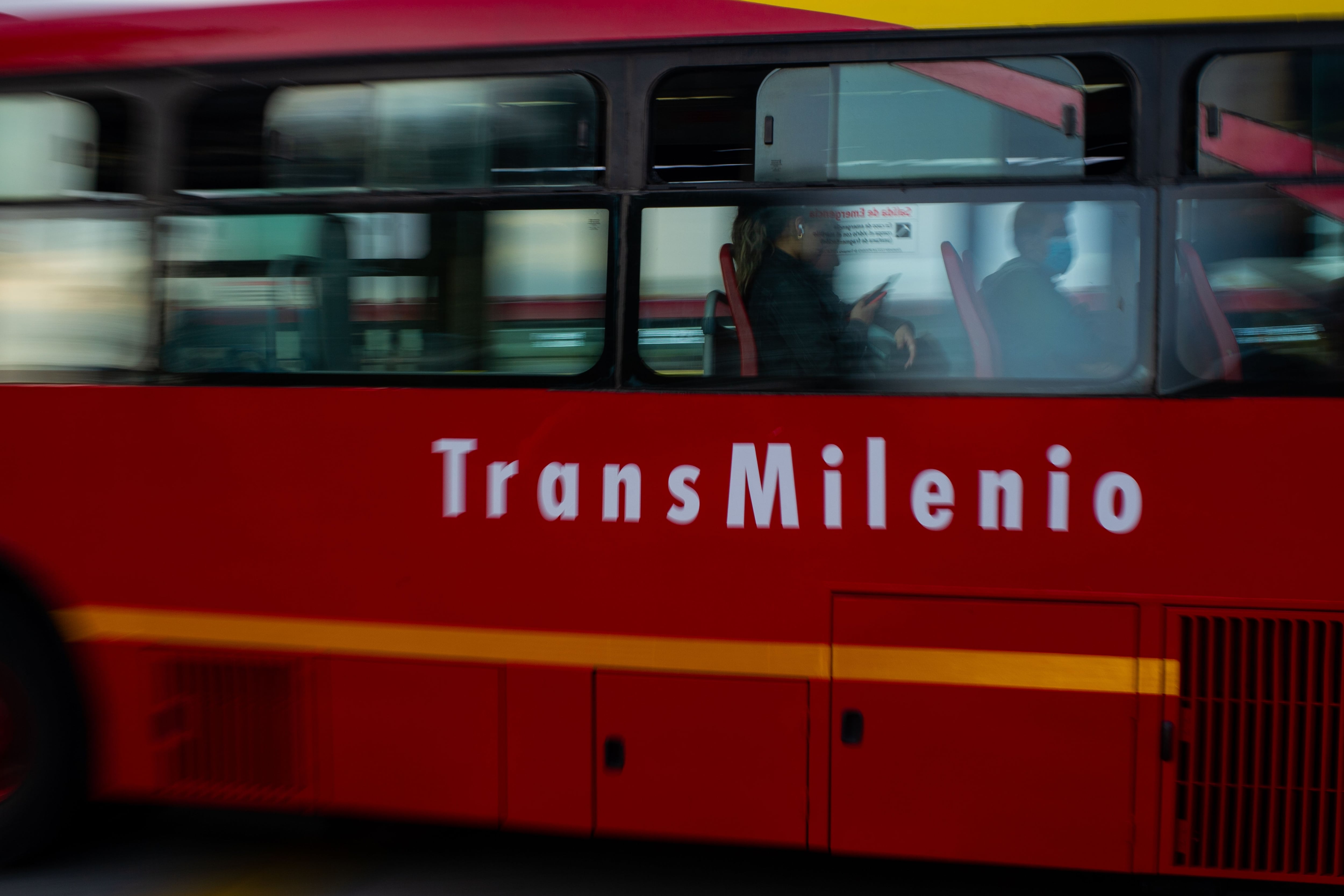 De no creer: Mujer se subió en bus de TransMilenio con pleno trasteo