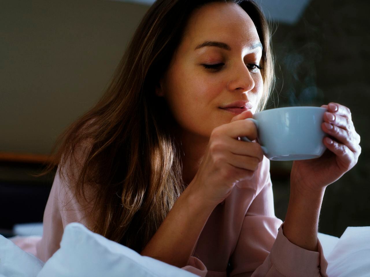 Té de manzanilla: para qué sirve, beneficios y cómo prepararlo - Tua Saúde