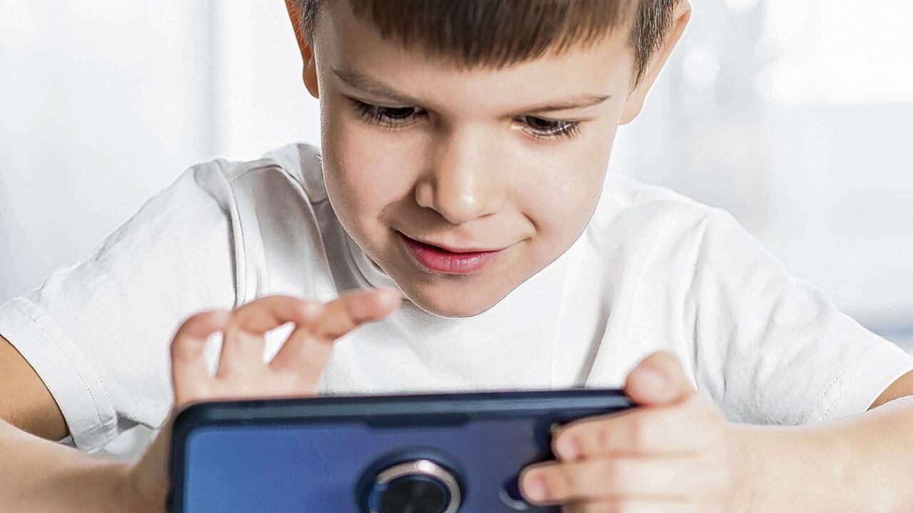 Niños y pantallas: los consejos de los pediatras para el uso de móviles y  tablets según la edad