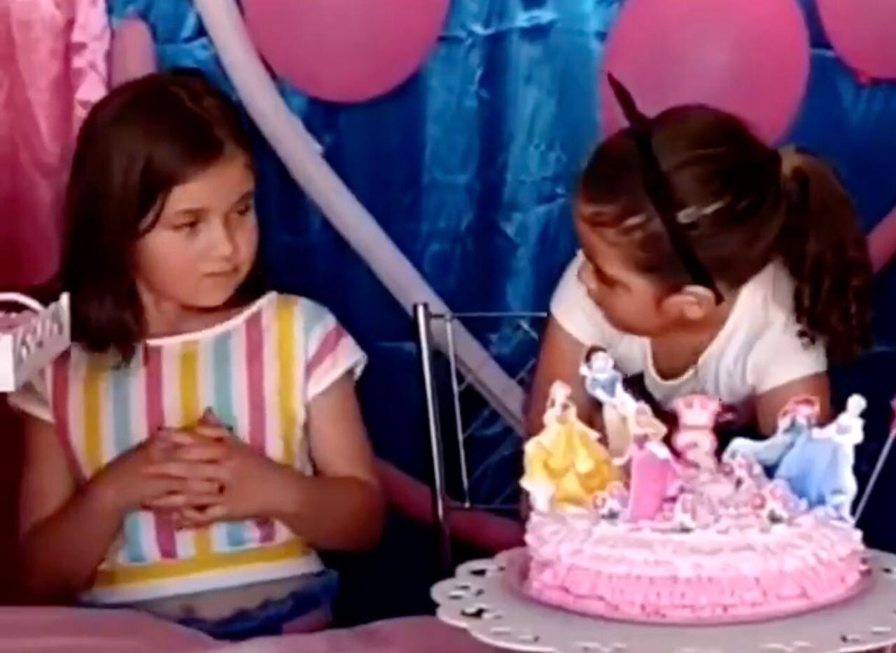 Se vuelve viral el momento en que una niña apaga la vela de la