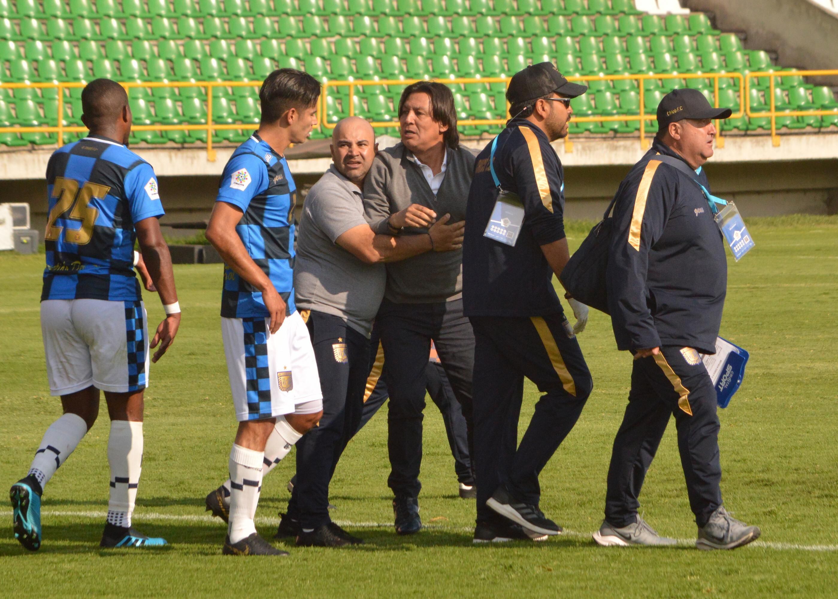 Eduardo Pimentel participa de jogo de futebol beneficente na Ligga