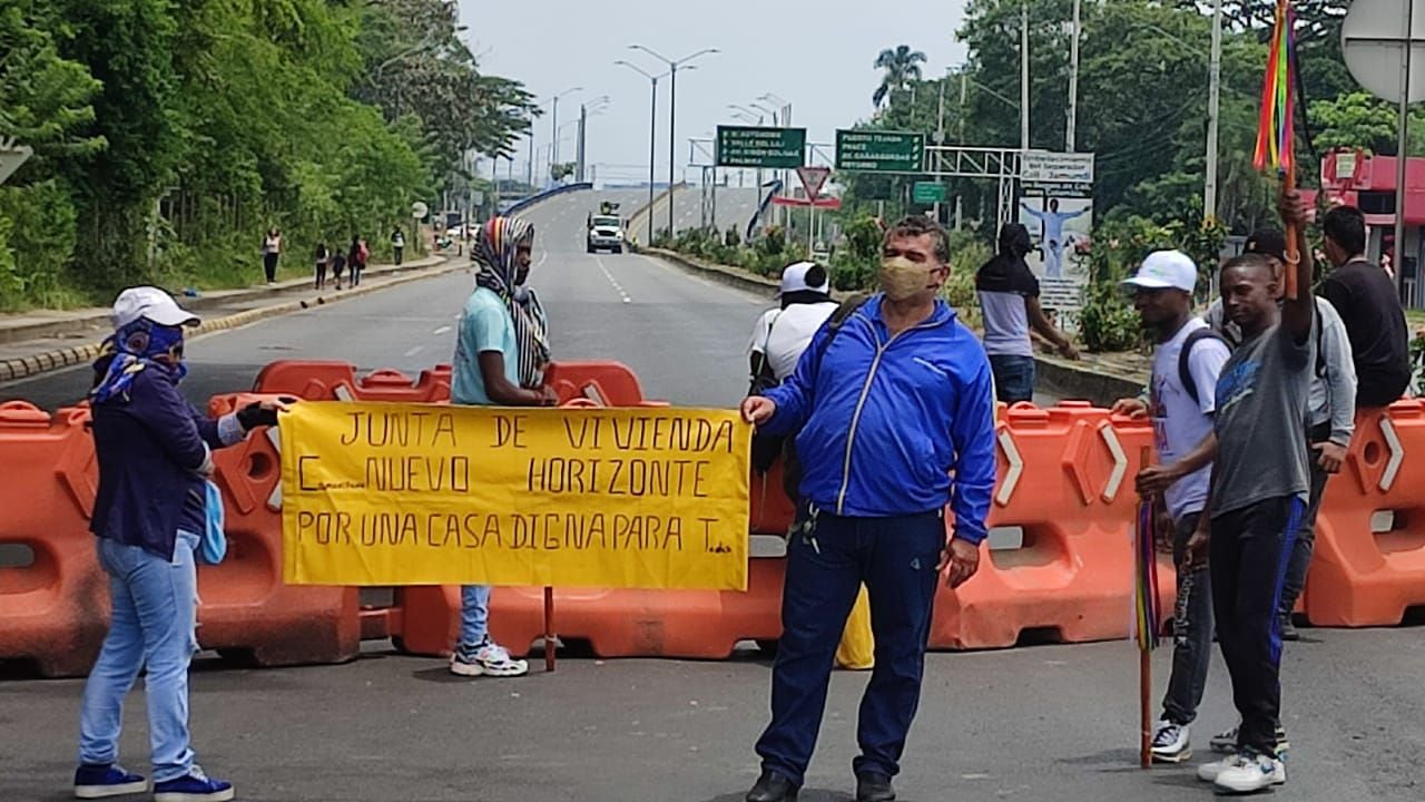 Grupos Indígenas Bloquean La Vía Panamericana En Cali Piden La Presencia Del Presidente Gustavo 9919