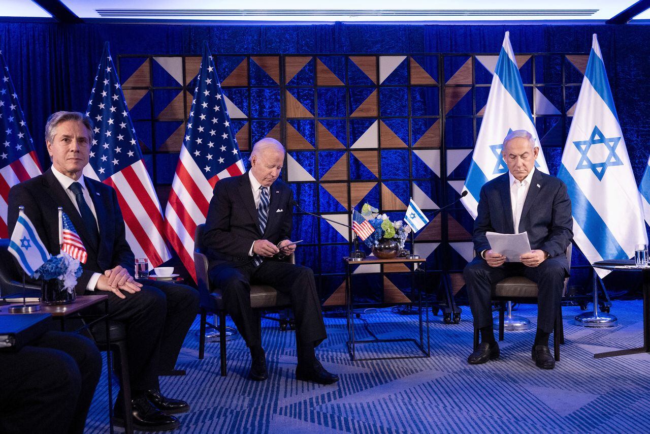 El Presidente de los Estados Unidos, Joe Biden, aterrizó en Tel Aviv Aviv el 18 de octubre de 2023, cuando la ira en Medio Oriente estalló después de que cientos de personas murieran cuando un cohete impactó un hospital en Gaza, devastada por la guerra, y Israel y los palestinos se apresuraron a intercambiar culpas. (Foto de Brendan Smialowski / AFP)
