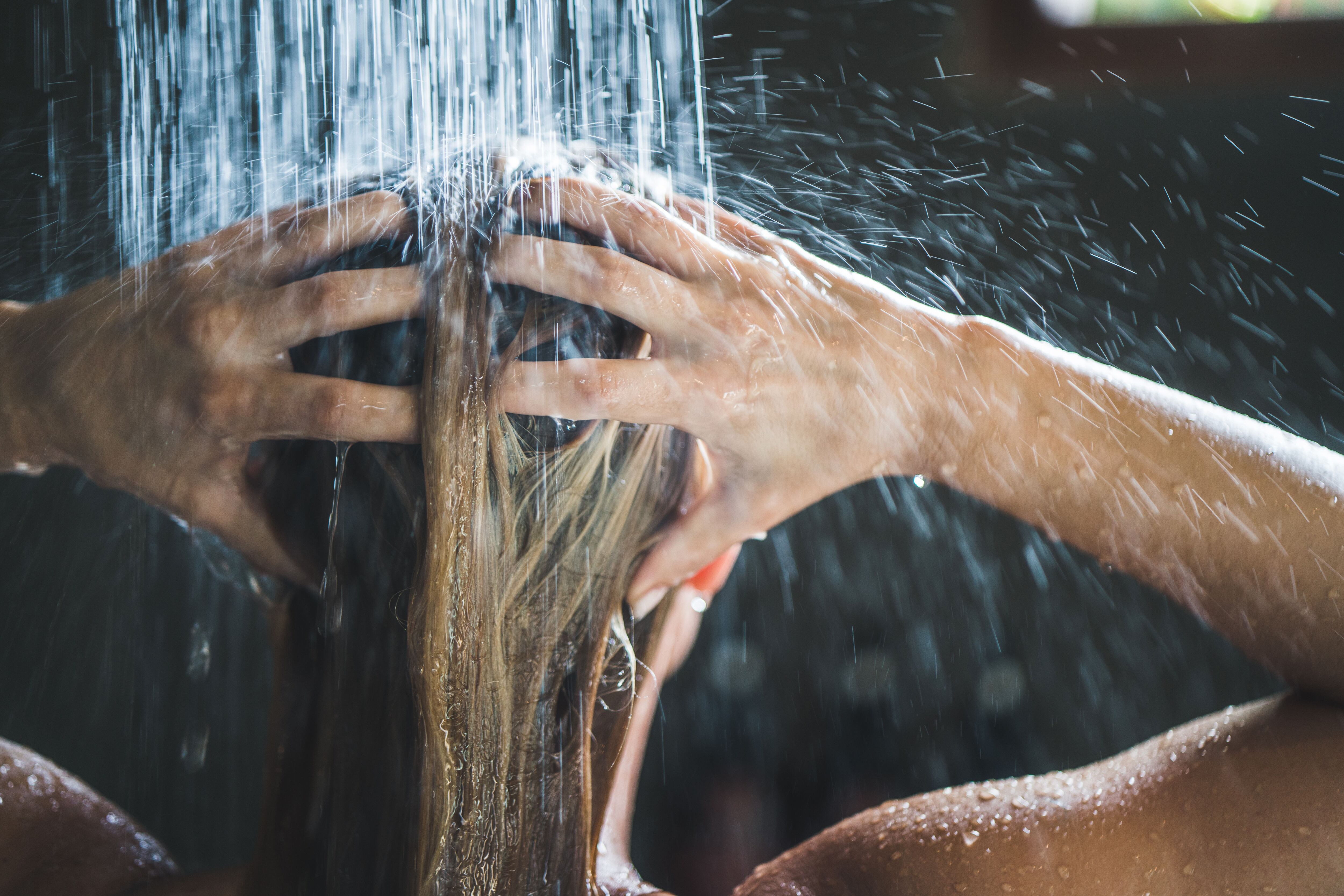 ¿Cómo hacer un baño de ruda para atraer la suerte, el amor y el trabajo?