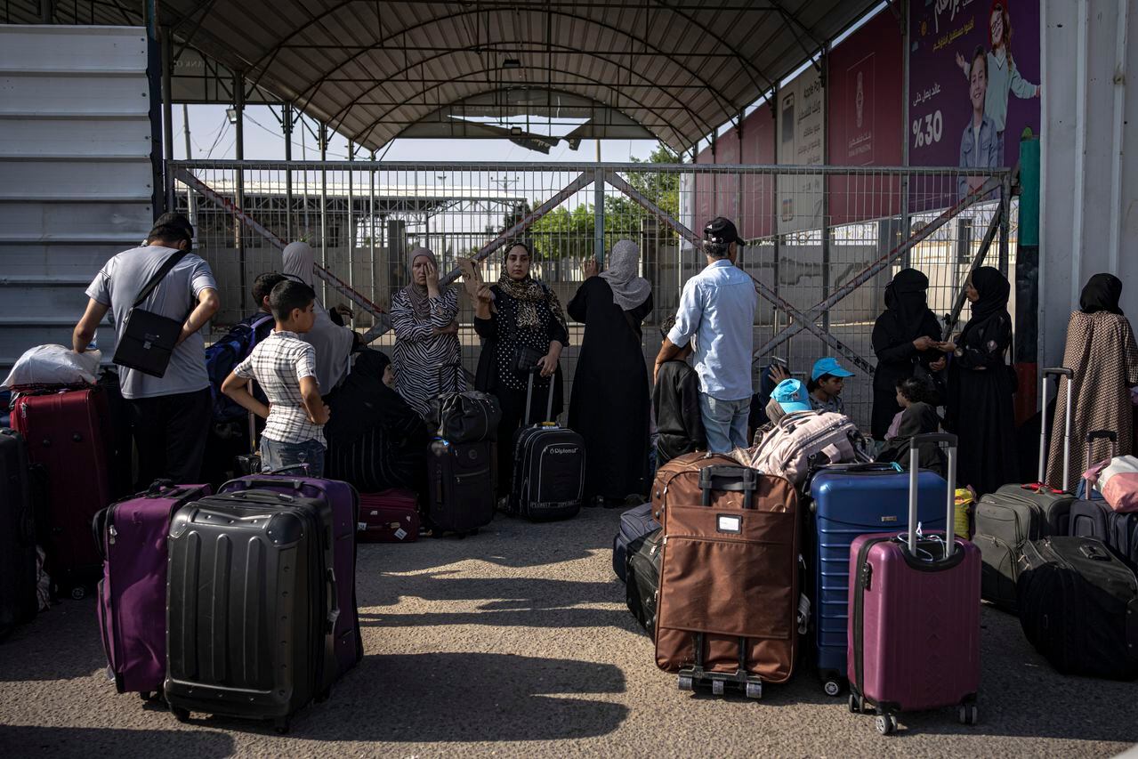 Los palestinos esperan para cruzar a Egipto en Rafah, Franja de Gaza, el miércoles 1 de noviembre de 2023.