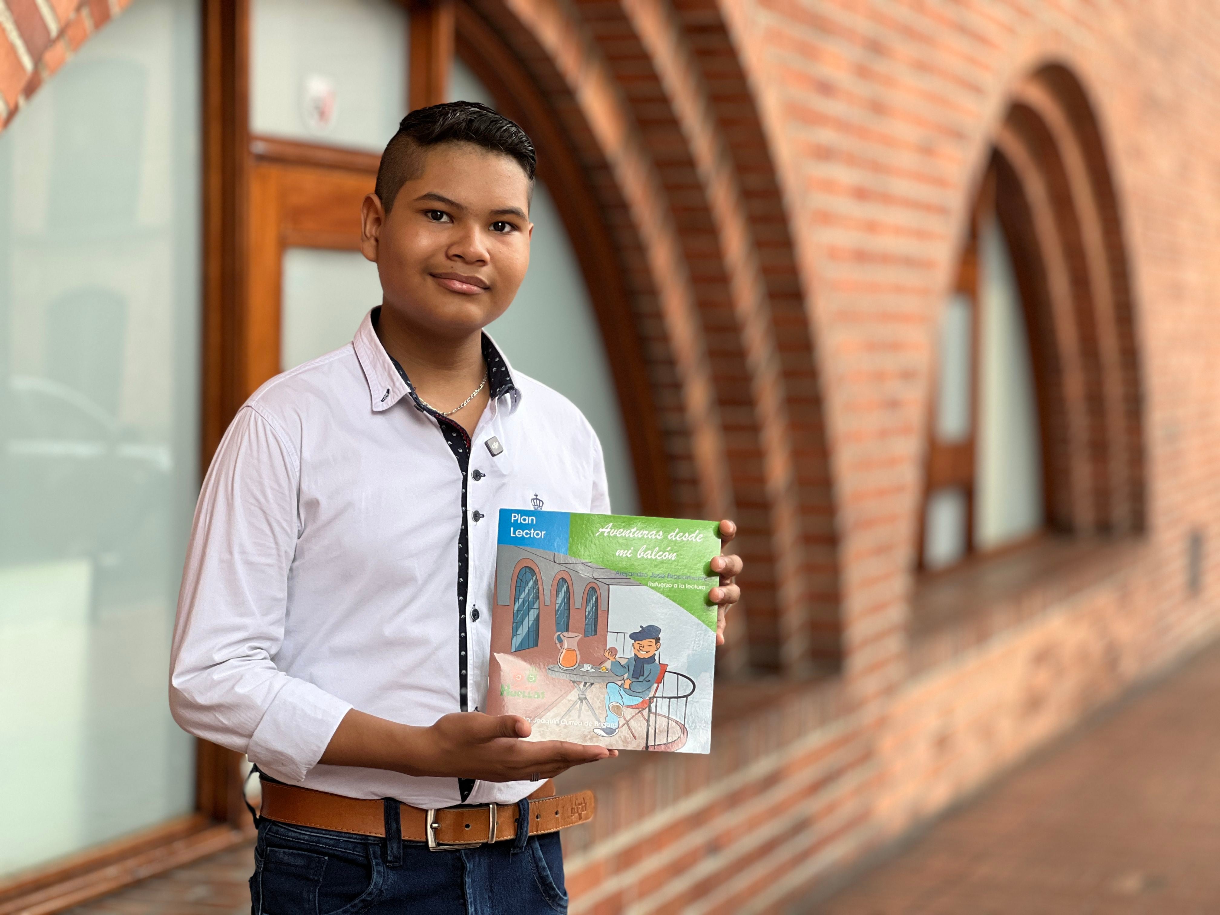 Alejandro Bracamonte escribió un libro para poder pagar sus estudios