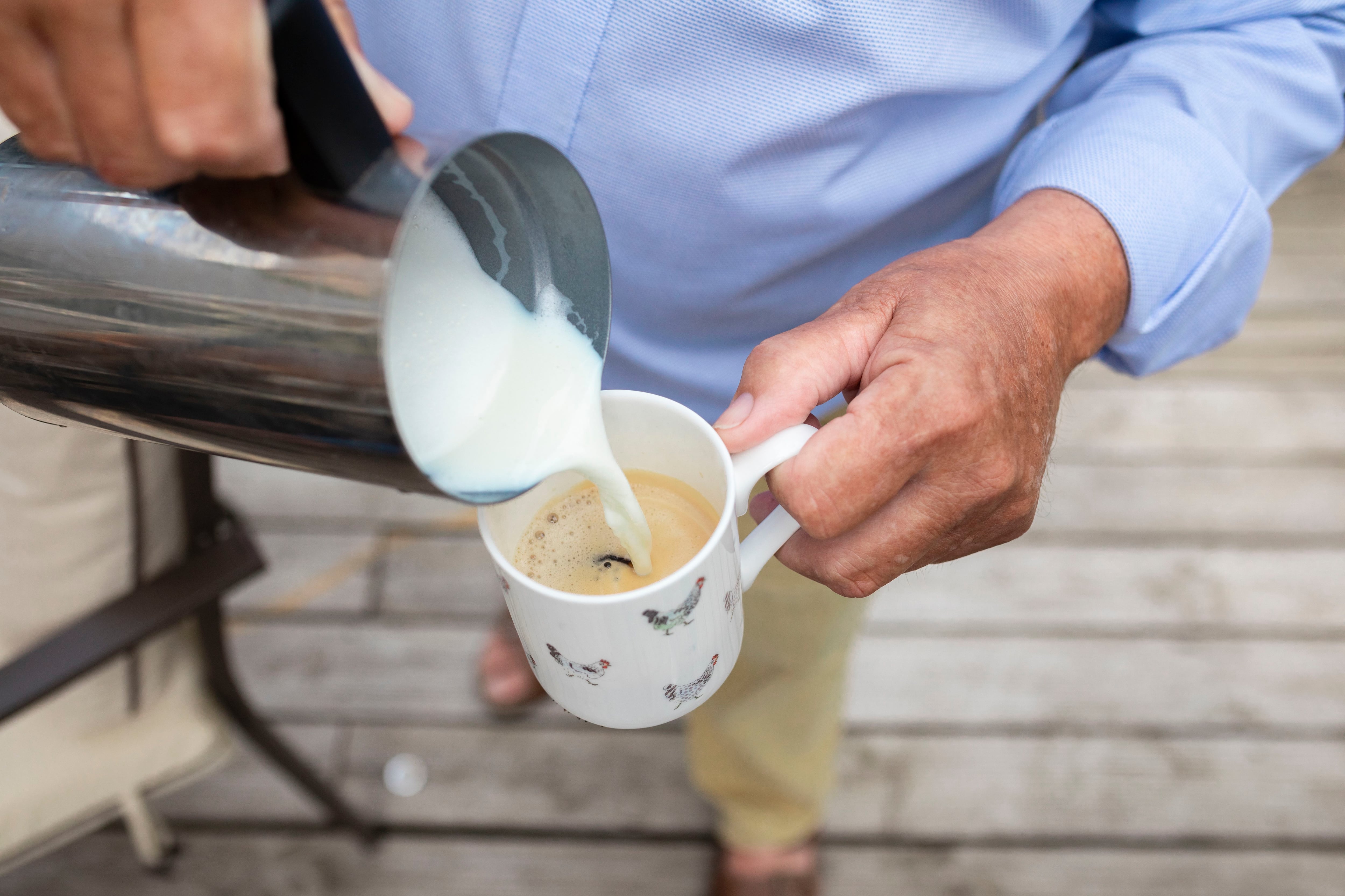 Se puede poner leche en la cafetera en lugar de agua para hacer café?