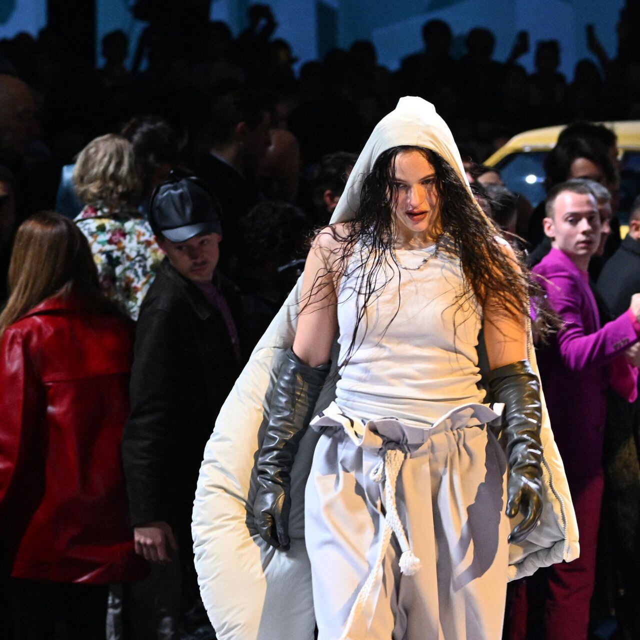 Rosalía revoluciona París al salir del desfile de Louis Vuitton