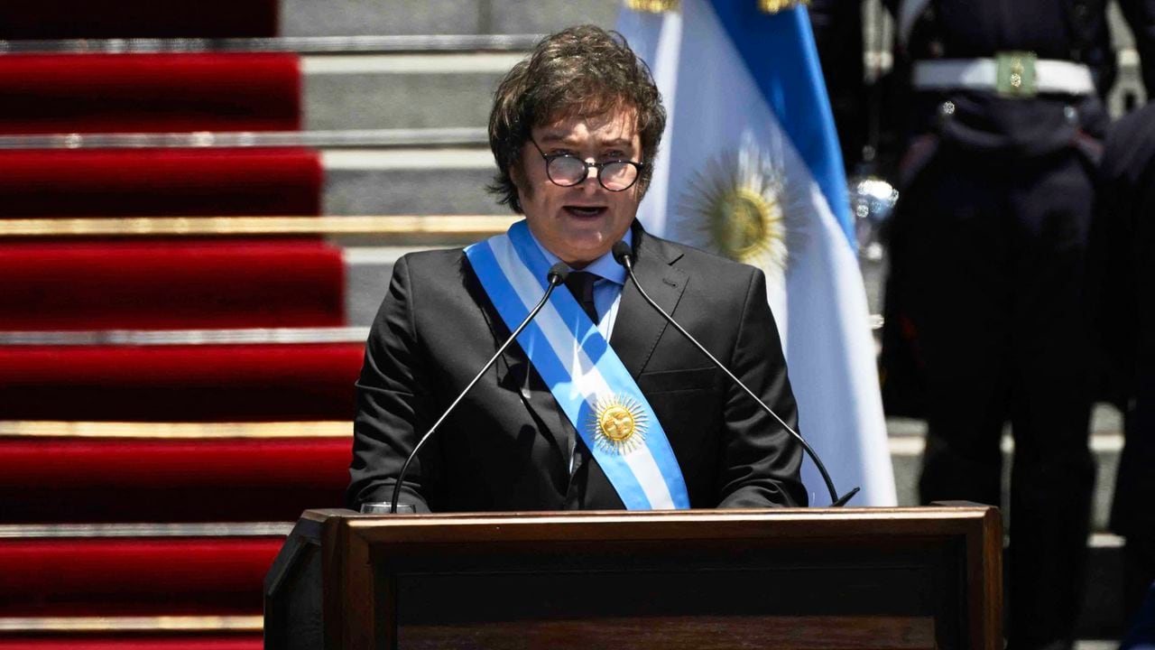 Javier Milei jura oficialmente y se posesiona como presidente de Argentina