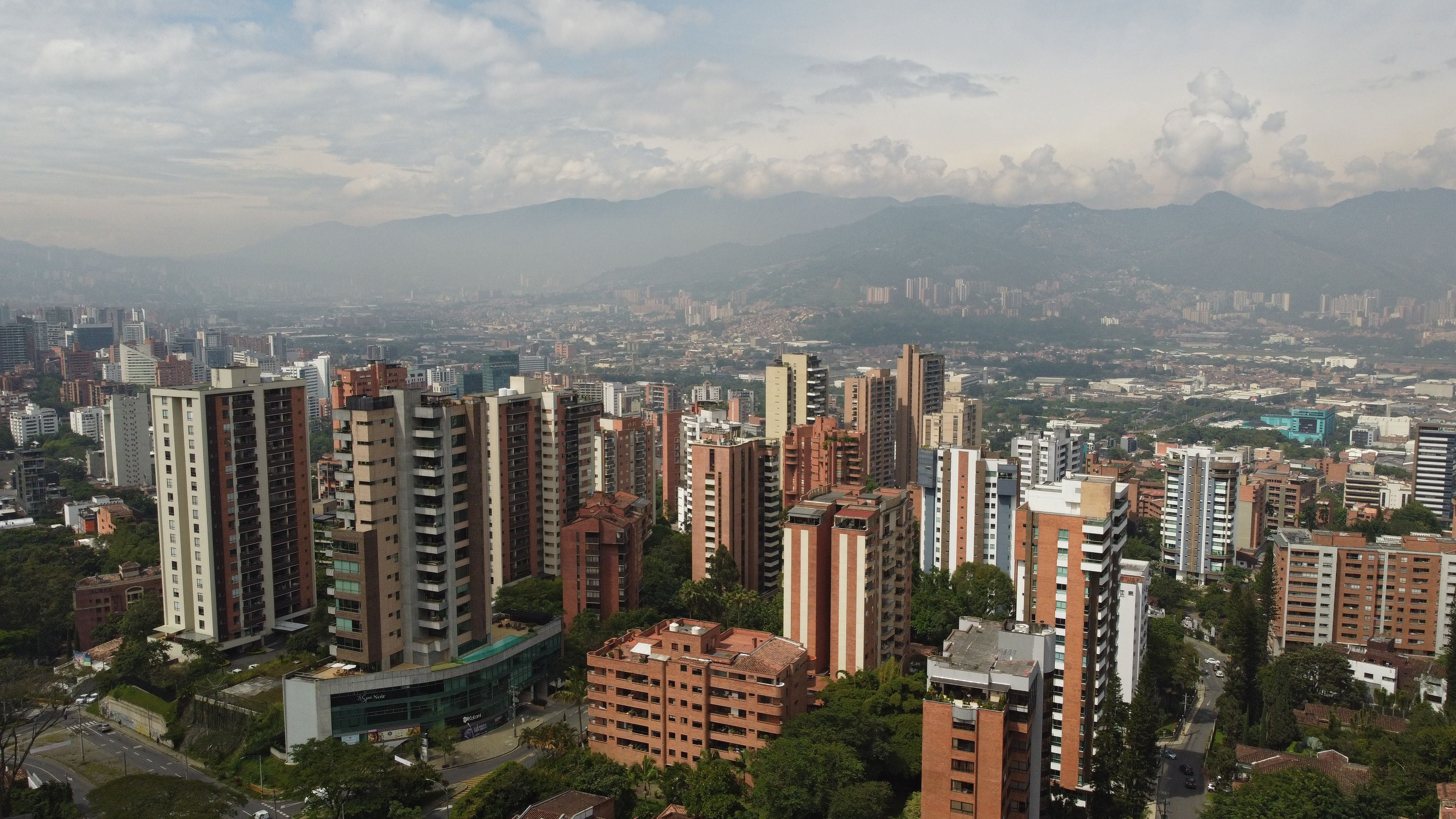 Video: Polémica en Medellín por personas que aparecieron desnudas frente a  enormes ventanas de un edificio