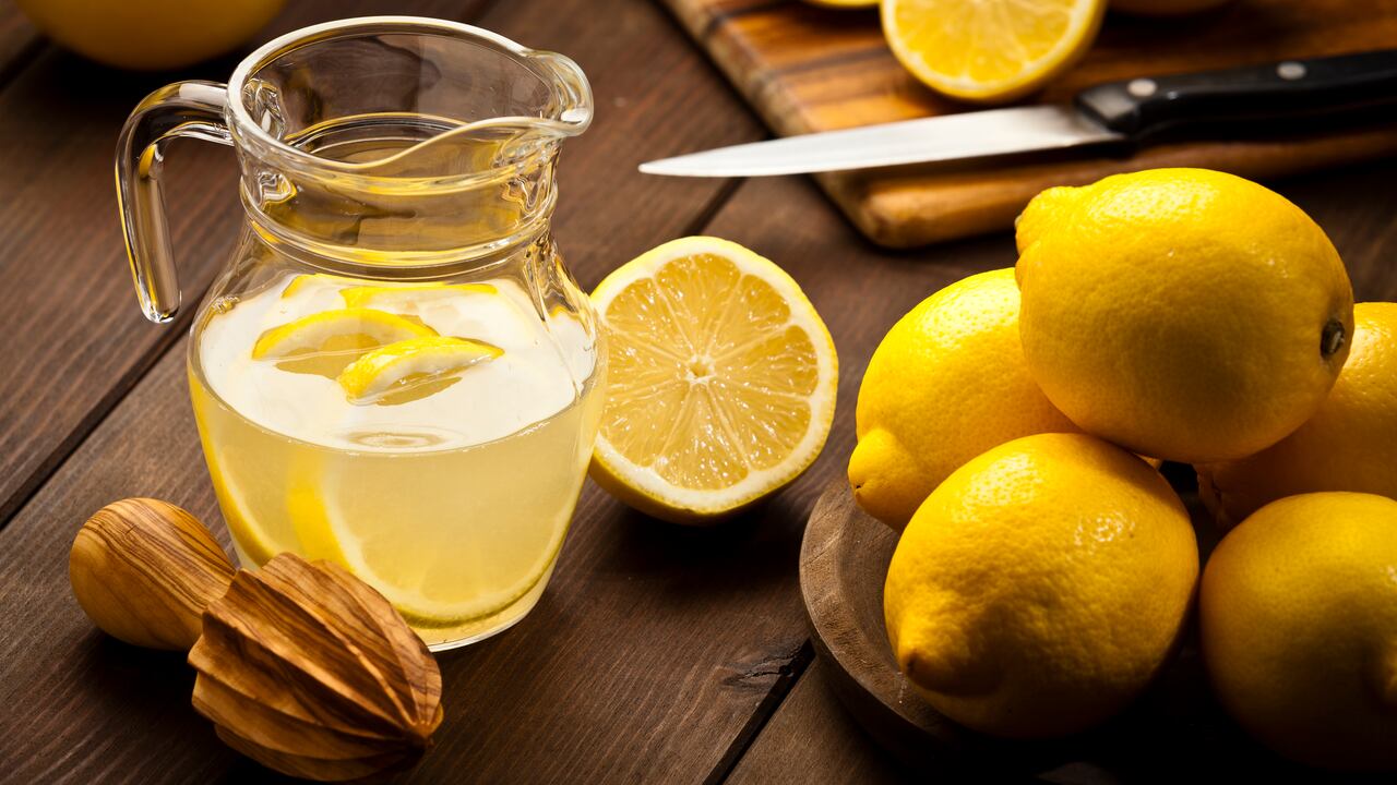 El agua de limón es una gran alternativa gracias a su facilidad para prepara y tomar.