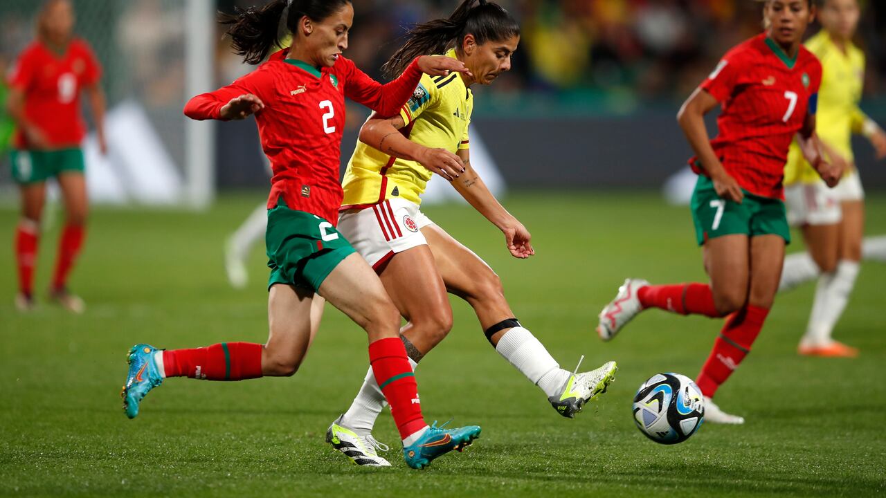 Zineb Redouani de Marruecos, a la izquierda, desafía a Catalina Usme de Colombia durante el partido de fútbol del Grupo H de la Copa Mundial Femenina entre Marruecos y Colombia en Perth, Australia, el jueves 3 de agosto de 2023. (Foto AP/Gary Day)