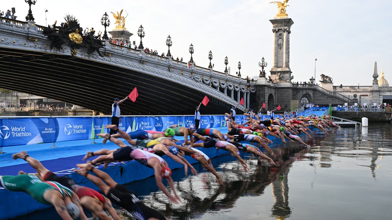 Los atletas de triatlón se sumergen en el río Sena durante el evento de prueba masculino de los Juegos Olímpicos Mundiales de Triatlón 2023 en París, el 18 de agosto de 2023. Los organizadores de los Juegos Olímpicos y Paralímpicos de París (del 26 de julio al 8 de septiembre) (Foto de Bertrand GUAY / AFP)