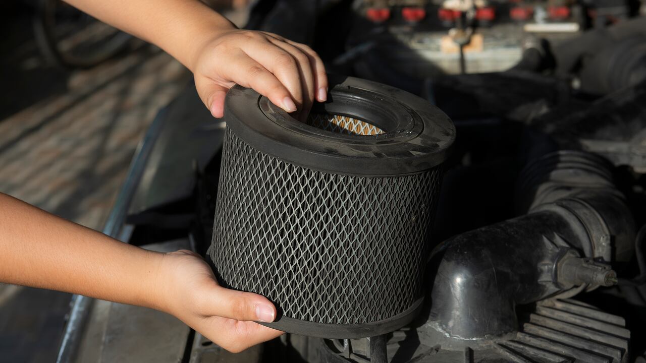 El filtro de aire es un guardián invisible que protege tanto su inversión en vehículo como su bienestar.