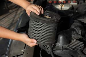 El filtro de aire es un guardián invisible que protege tanto su inversión en vehículo como su bienestar.