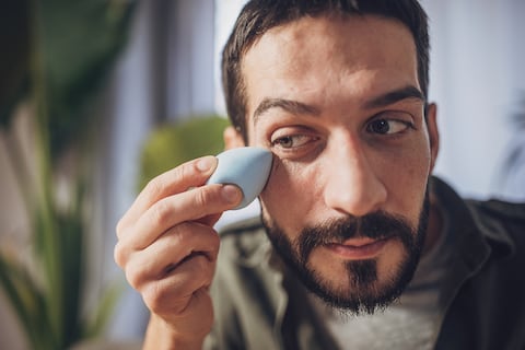 ¿Busca una solución rápida y eficiente para las ojeras? No busque más allá de su botiquín de baño: la vaselina podría ser su respuesta.