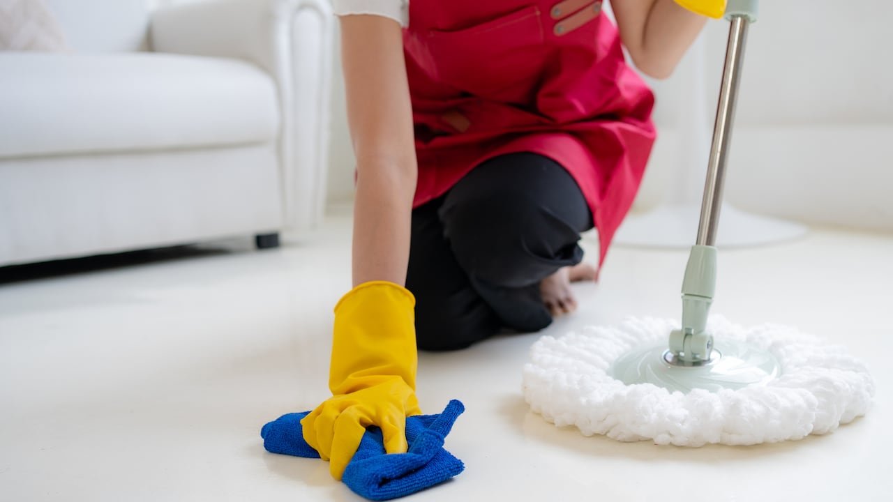 Experimente la tranquilidad de un hogar limpio y protegido al trapear con menta, una práctica que no solo embellece, sino que también desinfecta de manera natural.