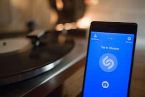 La historia de Shazam es un testimonio del poder de la innovación y la perseverancia, comenzando con la pregunta de si era posible identificar canciones con un teléfono móvil.