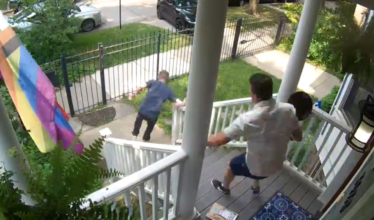 Una cámara de seguridad registró el momento en que el dueño de la casa persiguió al delincuente.
