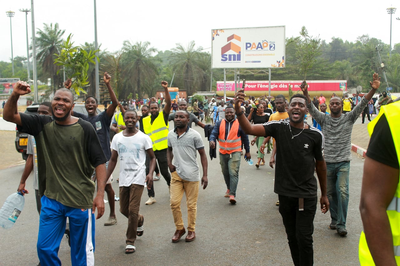 La gente celebra en apoyo de los golpistas en una calle de Libreville, Gabón 30 de agosto de 2023