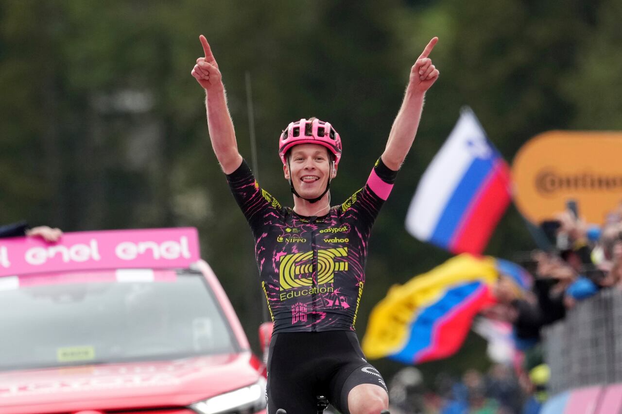 Georg Steinhauser celebra su victoria en la 17ma etapa del Giro de Italia desde Selva di Val Gardena hasta Passo Brocon, Italia, el miércoles 22 de mayo de 2024. (Gian Mattia D'Alberto/LaPresse vía AP)
