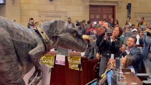 Video: apareció un ‘dinosaurio’ en la plenaria de la Cámara de Representantes: ¿por qué?