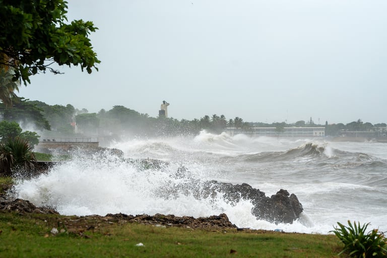 Mareas altas tras el huracán Beryl en Santo Domingo el 2 de julio de 2024, que se precipitaba hacia Jamaica como una monstruosa tormenta de categoría 5, después de matar al menos a cinco personas.