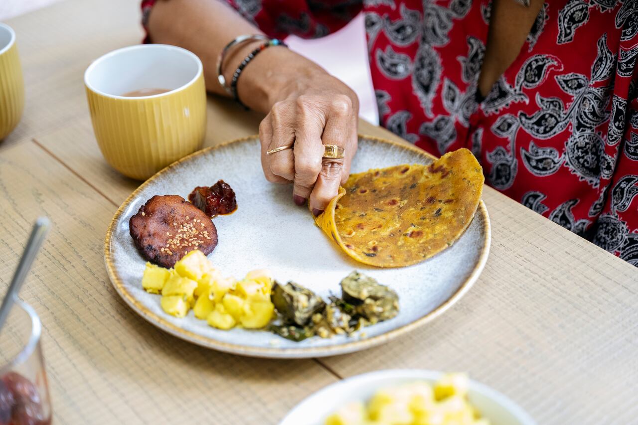 La elección de comer con las manos en la India no es solo una cuestión de preferencia personal, sino que tiene profundas raíces en la identidad cultural y la sabiduría ancestral.