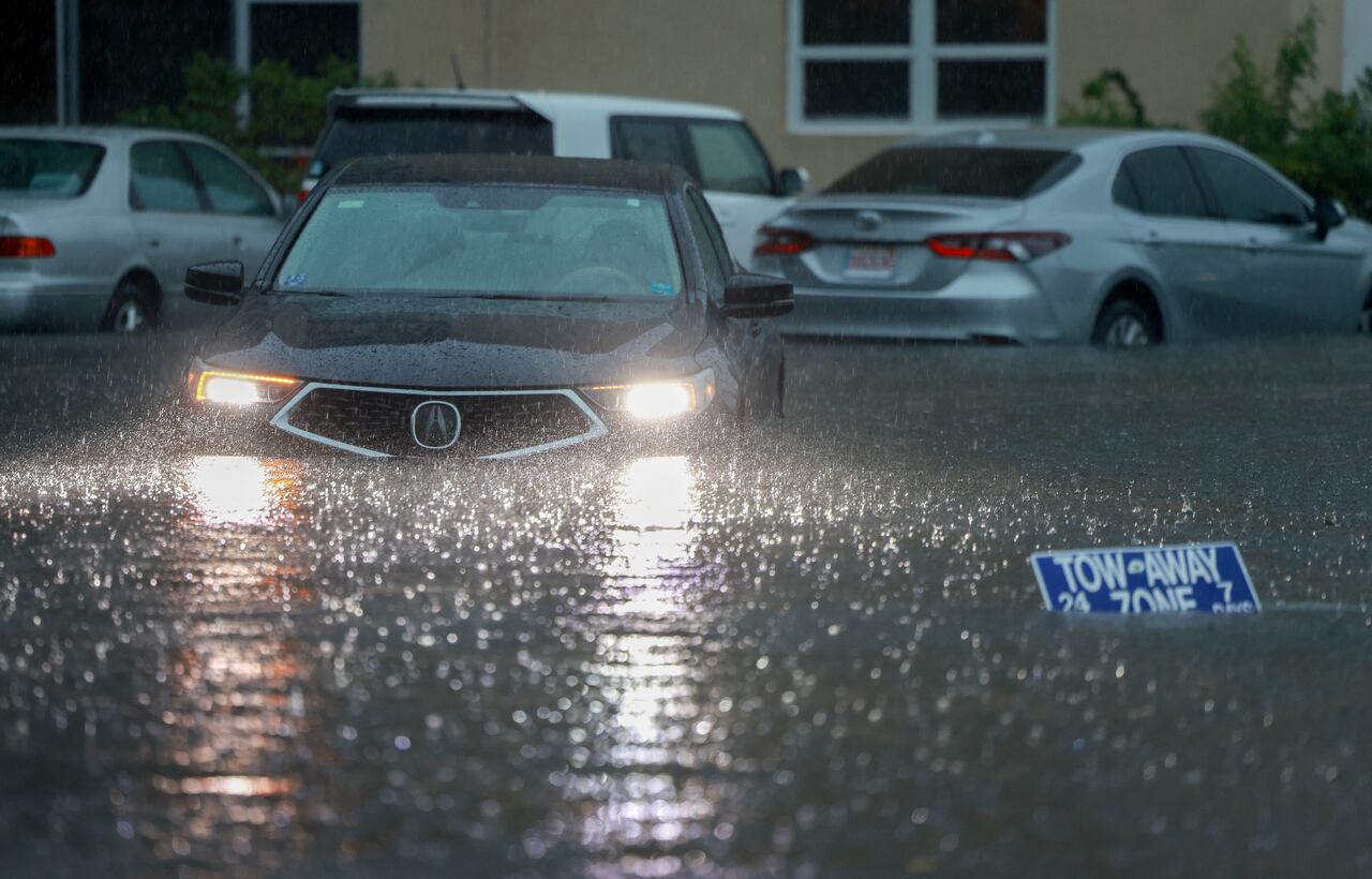 Un vehículo se encuentra en las aguas de una inundación el 12 de junio de 2024 en Hollywood, Florida. A medida que la humedad tropical pasa por la zona, algunas zonas se han inundado debido a las fuertes lluvias.  Joe Raedle/Getty Images/AFP (Photo by JOE RAEDLE / GETTY IMAGES NORTH AMERICA / Getty Images via AFP)