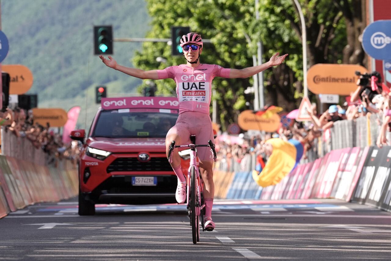 El esloveno Tadej Pogacar, vestido con la camiseta rosa del líder general de la carrera, celebra ganar la etapa número 20 de la carrera ciclista Giro d'Italia desde Alpago hasta Bassano del Grappa, Italia, el sábado 25 de mayo de 2024. (Massimo Paolone/LaPresse vía AP )