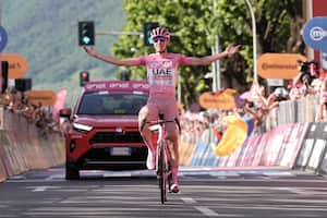 El esloveno Tadej Pogacar, vestido con la camiseta rosa del líder general de la carrera, celebra ganar la etapa número 20 de la carrera ciclista Giro d'Italia desde Alpago hasta Bassano del Grappa, Italia, el sábado 25 de mayo de 2024. (Massimo Paolone/LaPresse vía AP )