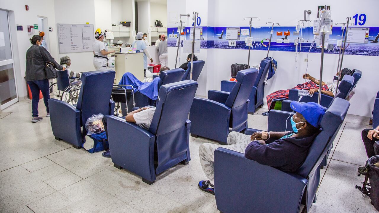 El principal -y más grande- hospital público del suroccidente de Colombia resiste con poco espacio en sus camas UCI para atender el alto número de pacientes covid que necesitan ventilación mecánica.