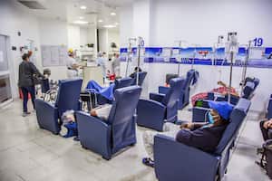 El principal -y más grande- hospital público del suroccidente de Colombia resiste con poco espacio en sus camas UCI para atender el alto número de pacientes covid que necesitan ventilación mecánica.