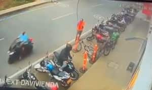 El hombre llegó en horas de la mañana y estacionó la moto en un andén.