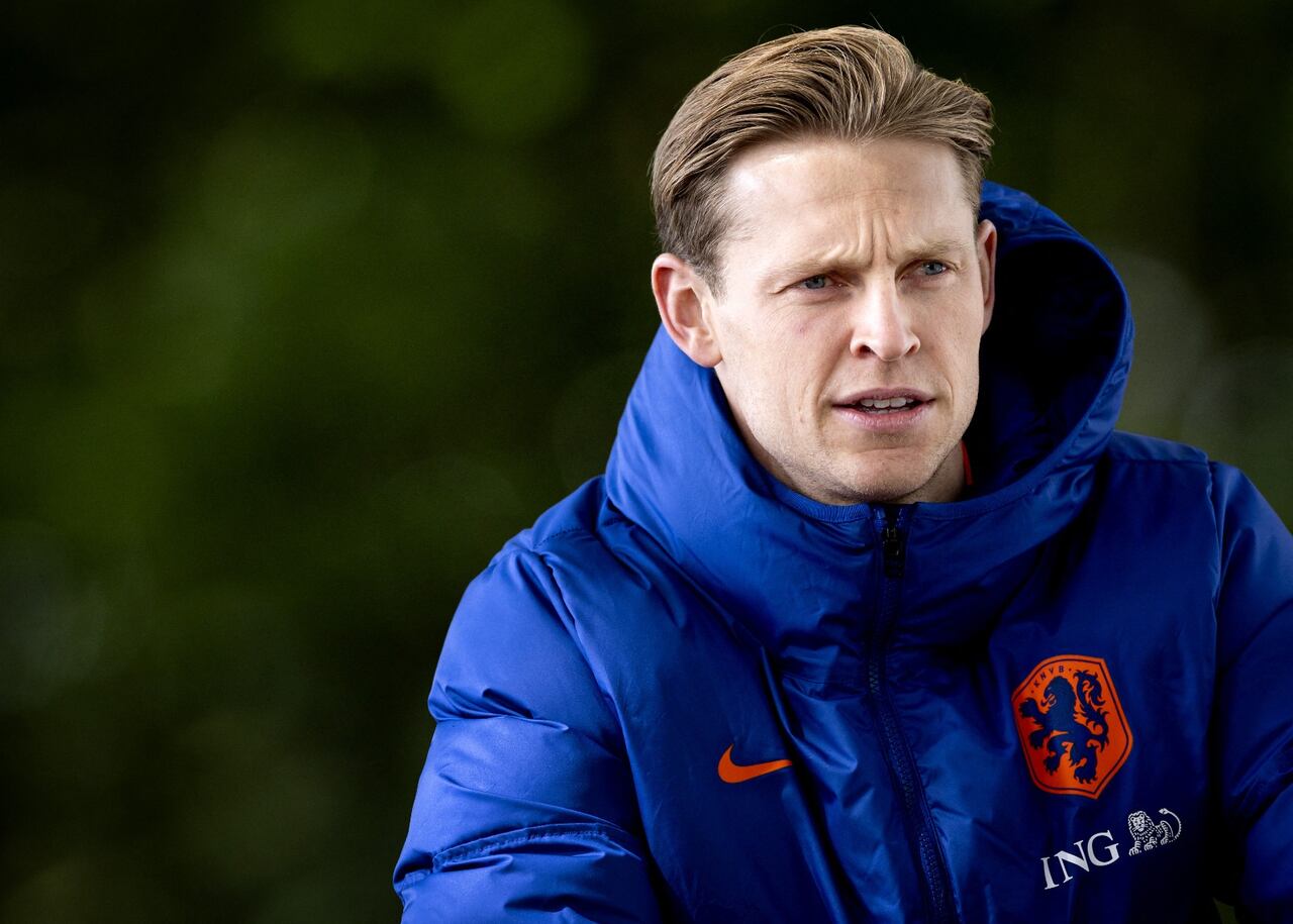 El centrocampista holandés Frenkie de Jong observa durante una sesión de entrenamiento del equipo nacional holandés, como parte de sus preparativos para el campeonato europeo de fútbol UEFA Euro 2024, en el campus de la KNVB en Zeist el 9 de junio de 2024.