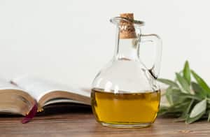 Bendecir una casa con aceite es una práctica bíblica que simboliza la consagración del hogar a Dios, utilizando el aceite de oliva como medio para invocar la protección divina y la presencia del Espíritu Santo.