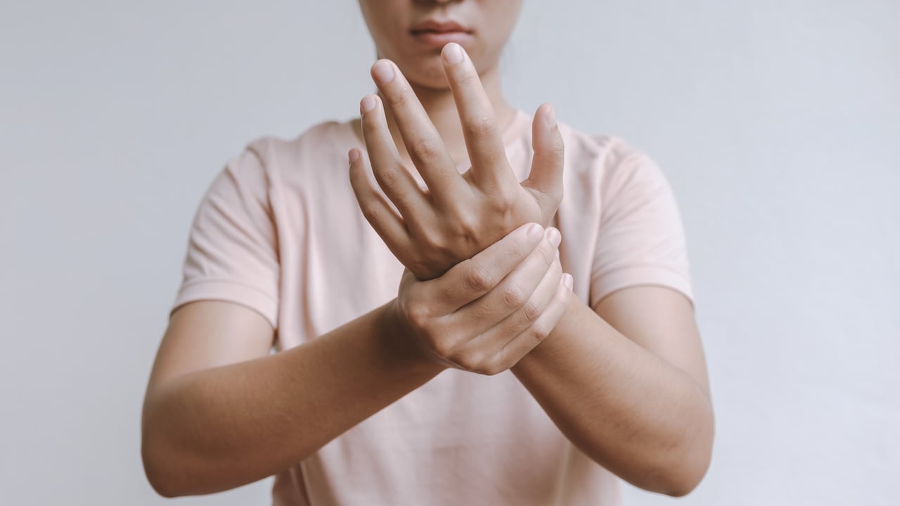 El entumecimiento en las manos por lo general está causado por un daño, irritación o compresión de uno de los nervios.