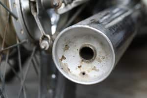 Se emplean métodos efectivos y simples que los expertos utilizan para mantener limpio el tubo de escape de una motocicleta.