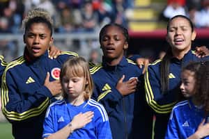 Jugadoras de la Selección Colombia entonan el himno nacional