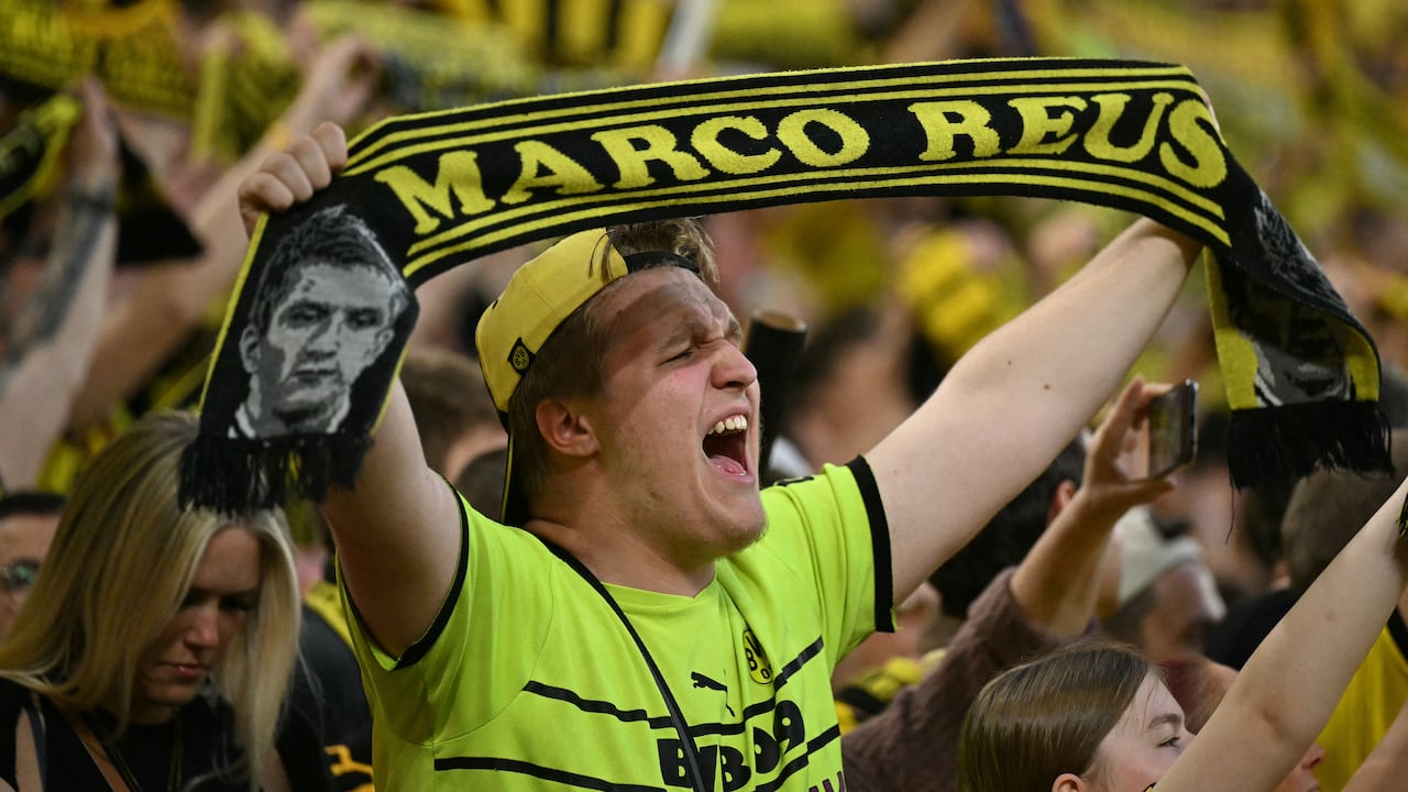 Hinchada del Dortmund ovacionando a Marco Reus.