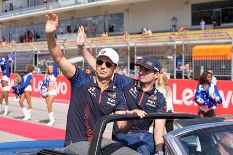 El piloto de Red Bull Sergio Pérez, de México, izquierda, y el piloto de Red Bull Max Verstappen, de Holanda, saludan durante el desfile de pilotos en la carrera automovilística del Gran Premio de Estados Unidos de Fórmula Uno en el Circuito de las Américas, el domingo 22 de octubre de 2023. en Austin, Texas. (Foto AP/Darron Cummings)