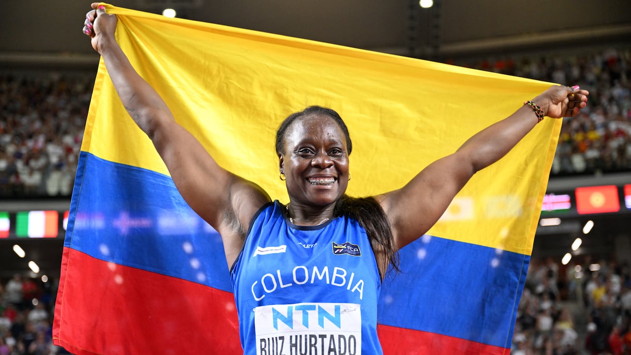 Flor Denis Ruiz con la bandera de Colombia en su espalda tras obtener el subcampeonato en el Mundial de Atletismo 2023
