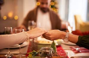 Durante las festividades, la oración por los difuntos se presenta como un ritual significativo, una expresión conmovedora de aquellos que desean recordar y honrar la vida de seres queridos ausentes en la mesa navideña.