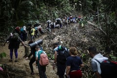 “Detrás de nosotros vienen miles más. Es continuo", dijo Juan Carlos Leal, un migrante venezolano que el miércoles esperaba junto a las vías con su hijo de 5 años, a unos 55 kilómetros (35 millas) al norte de la Ciudad de México.