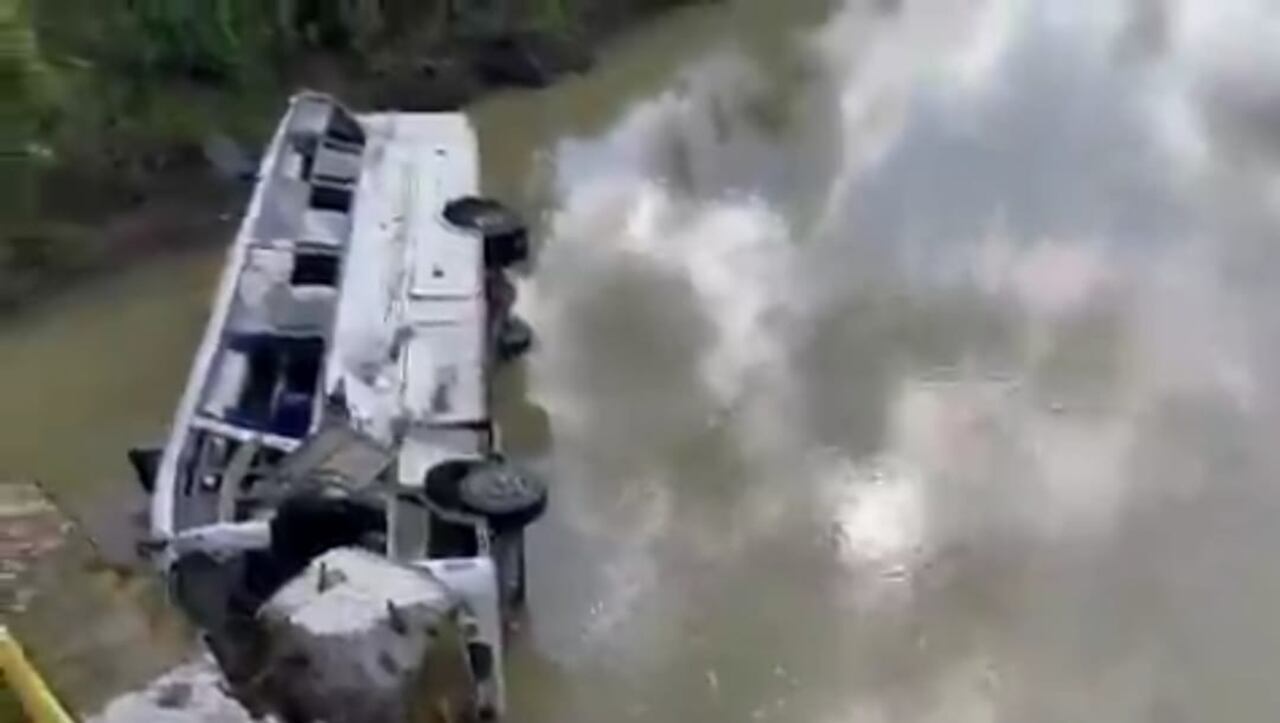 Un bus de la empresa Arauca habría caído a la quebrada a la altura del Puente Rancherías, aún se desconocen las causas del siniestro vial. Foto tomada de redes.
