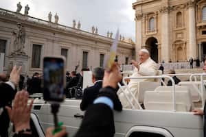 El Papa Francisco sonríe mientras saluda a los fieles al final de su audiencia general semanal en la Plaza de San Pedro, en el Vaticano, el miércoles 22 de noviembre de 2023. (Foto AP/Andrew Medichini)
